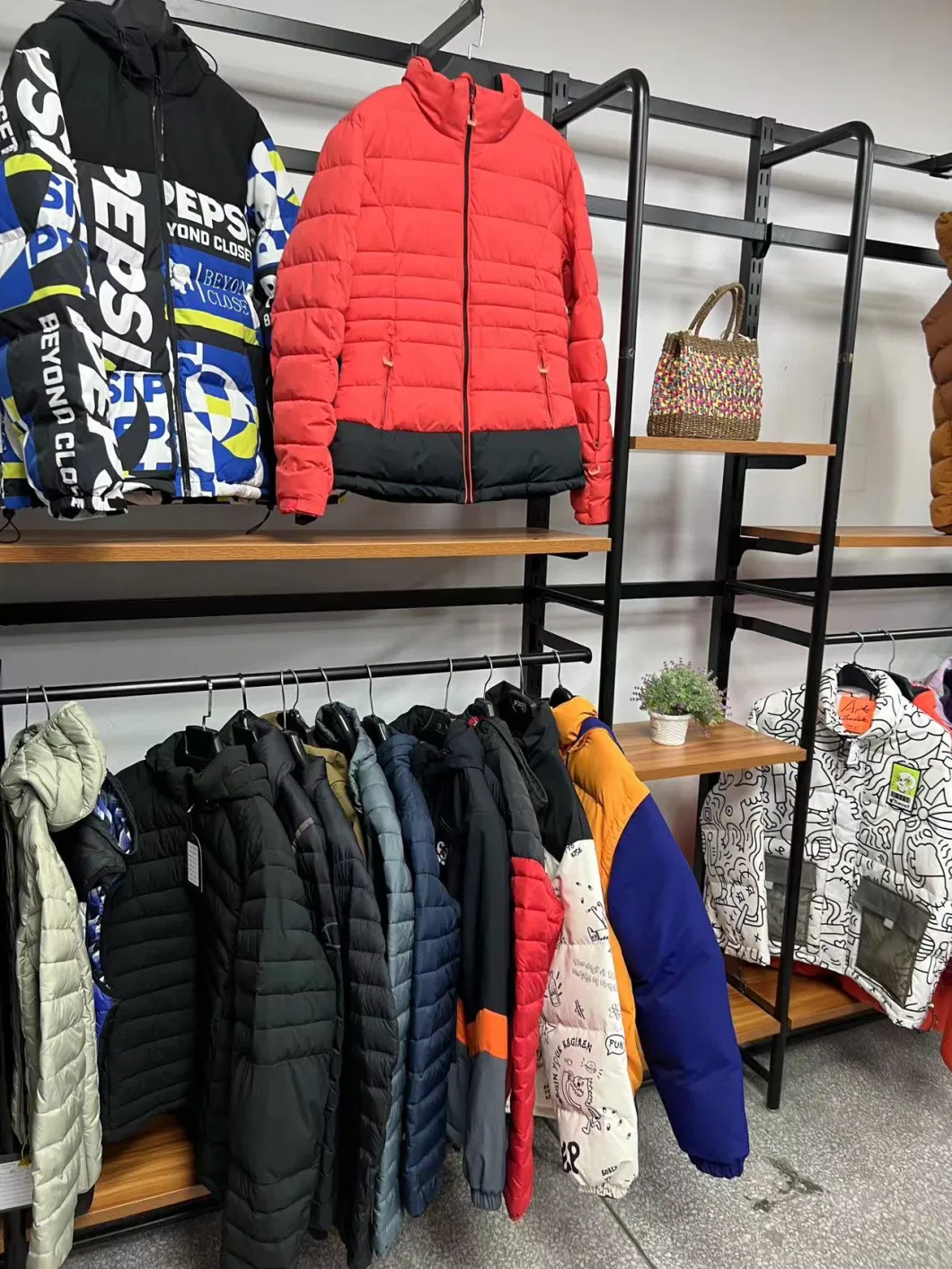 Asiapo China Factory Men&prime;s Water-and-Wind Resistant Insulated Outdoor Puffer Jacket with All Over Printing